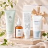 Rituel Matinal Fleur de Corée avec Green Plum Cleanser, Revive Serum, Dr. Althea 345 Relief Cream et SKIN1004 Hyalu-Cica SPF50+.