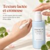 Texture lactée fluide du SKIN1004 Gentle Cleansing Milk présentée près de son flacon bleu