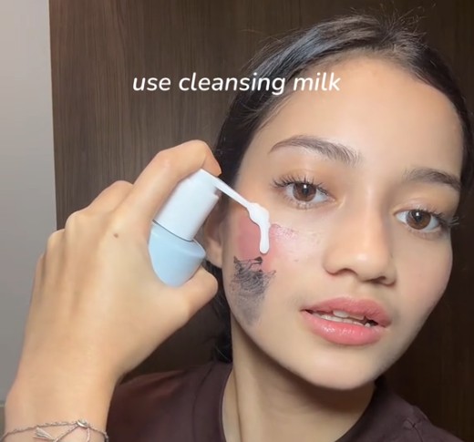 Femme appliquant le SKIN1004 Gentle Cleansing Milk sur des traces de rouge à lèvres et de maquillage noir