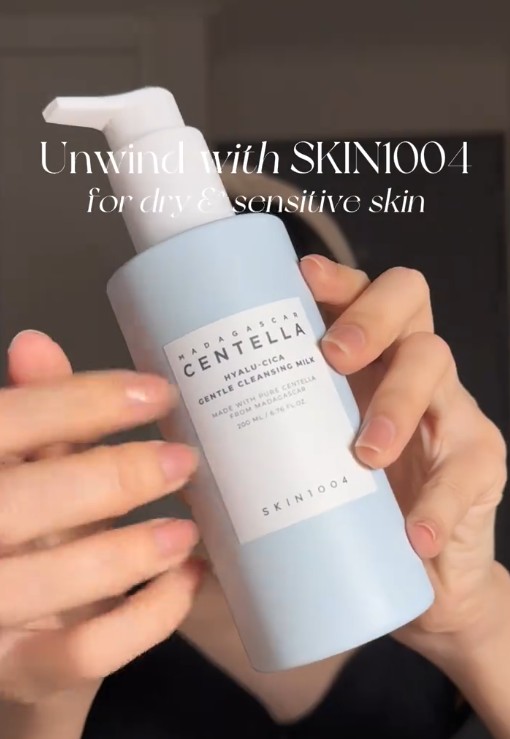 Flacon SKIN1004 Gentle Cleansing Milk présenté entre deux mains pour les peaux sèches et sensibles