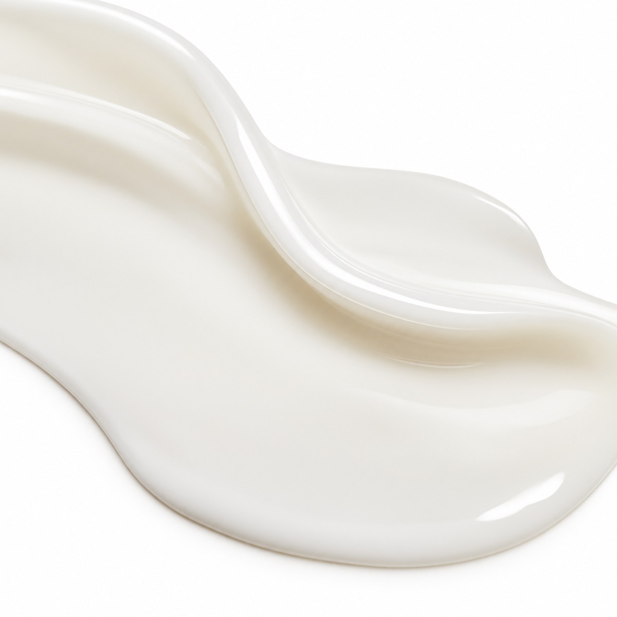 Gros plan sensoriel sur une texture de lait nettoyant ivoire, fine, lisse et fluide