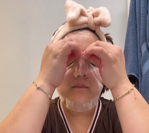 Utilisatrice avec un bandeau ajustant le masque tissu autour des yeux