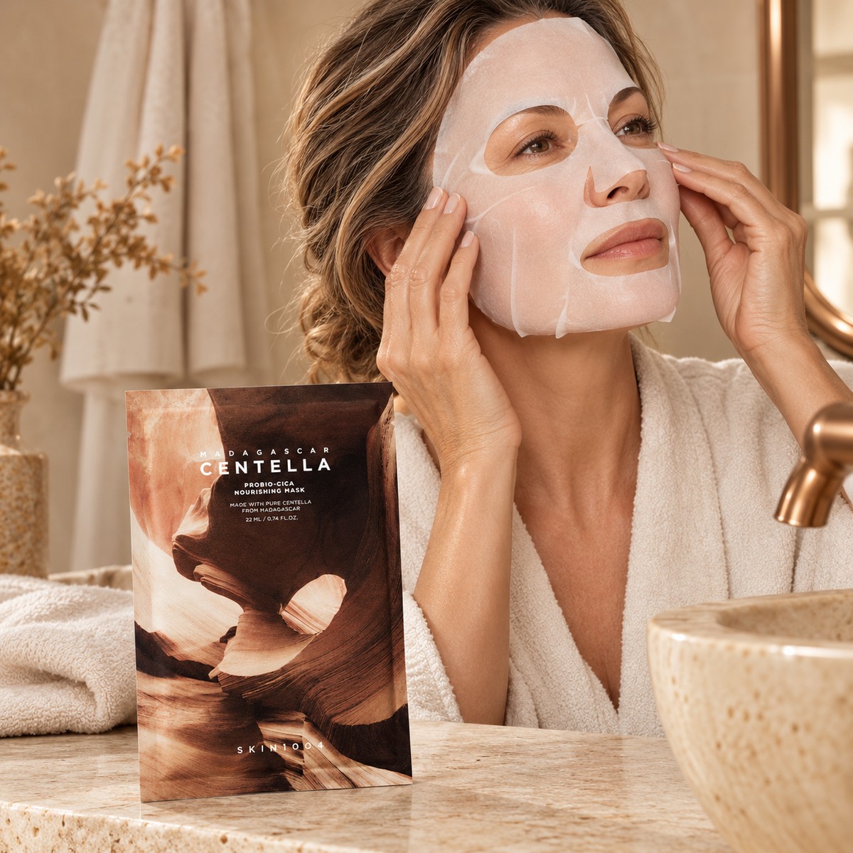 Femme ajustant un masque tissu sur son visage près du sachet SKIN1004 Probio-Cica Nourishing Mask