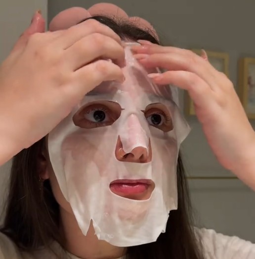 Utilisatrice ajustant le masque tissu SKIN1004 Probio-Cica sur son front
