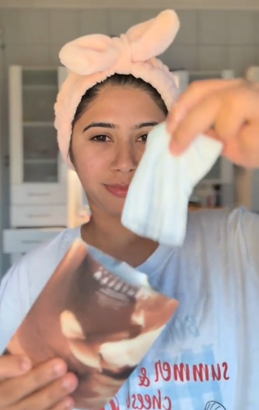 Utilisatrice sortant le masque tissu plié de son sachet SKIN1004 Probio-Cica