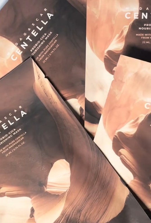 Plusieurs sachets du masque SKIN1004 Probio-Cica Nourishing Mask disposés ensemble