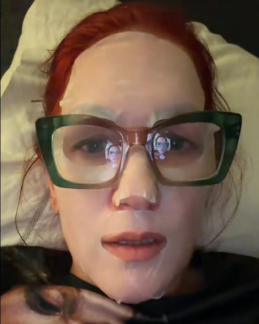 Utilisatrice allongée portant le masque tissu SKIN1004 Probio-Cica avec ses lunettes