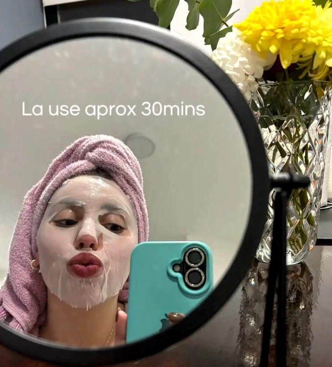 Utilisatrice portant un masque tissu et se photographiant dans un miroir