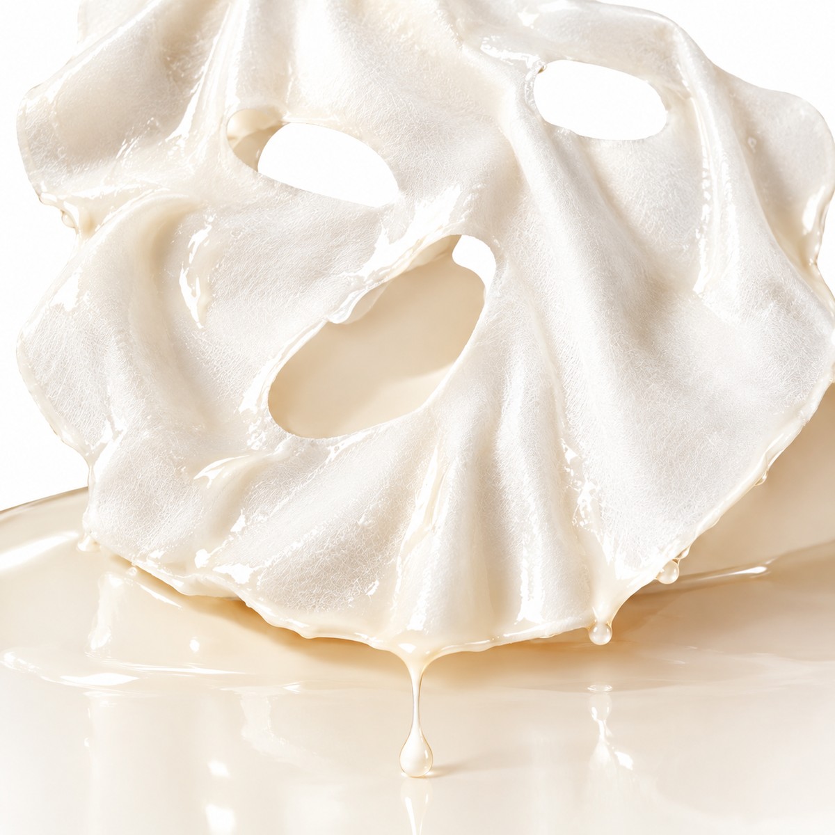 Gros plan sur un masque tissu blanc imprégné d’une essence riche et lactée